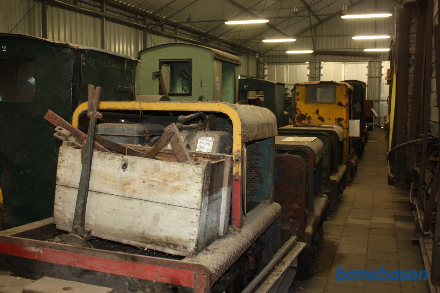 Inde i magasinhallerne var opmagasineret en masse ikke restaurerede motorkøretøjer og damplokomotiver