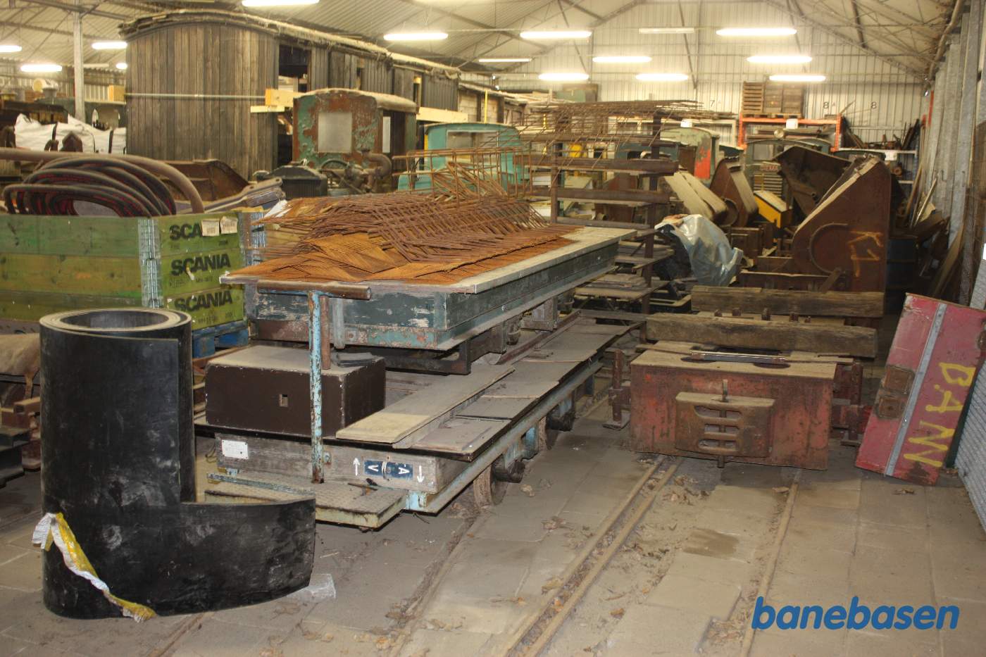 Inde i magasinhallerne var opmagasineret en masse ikke restaurerede motorkøretøjer og damplokomotiver