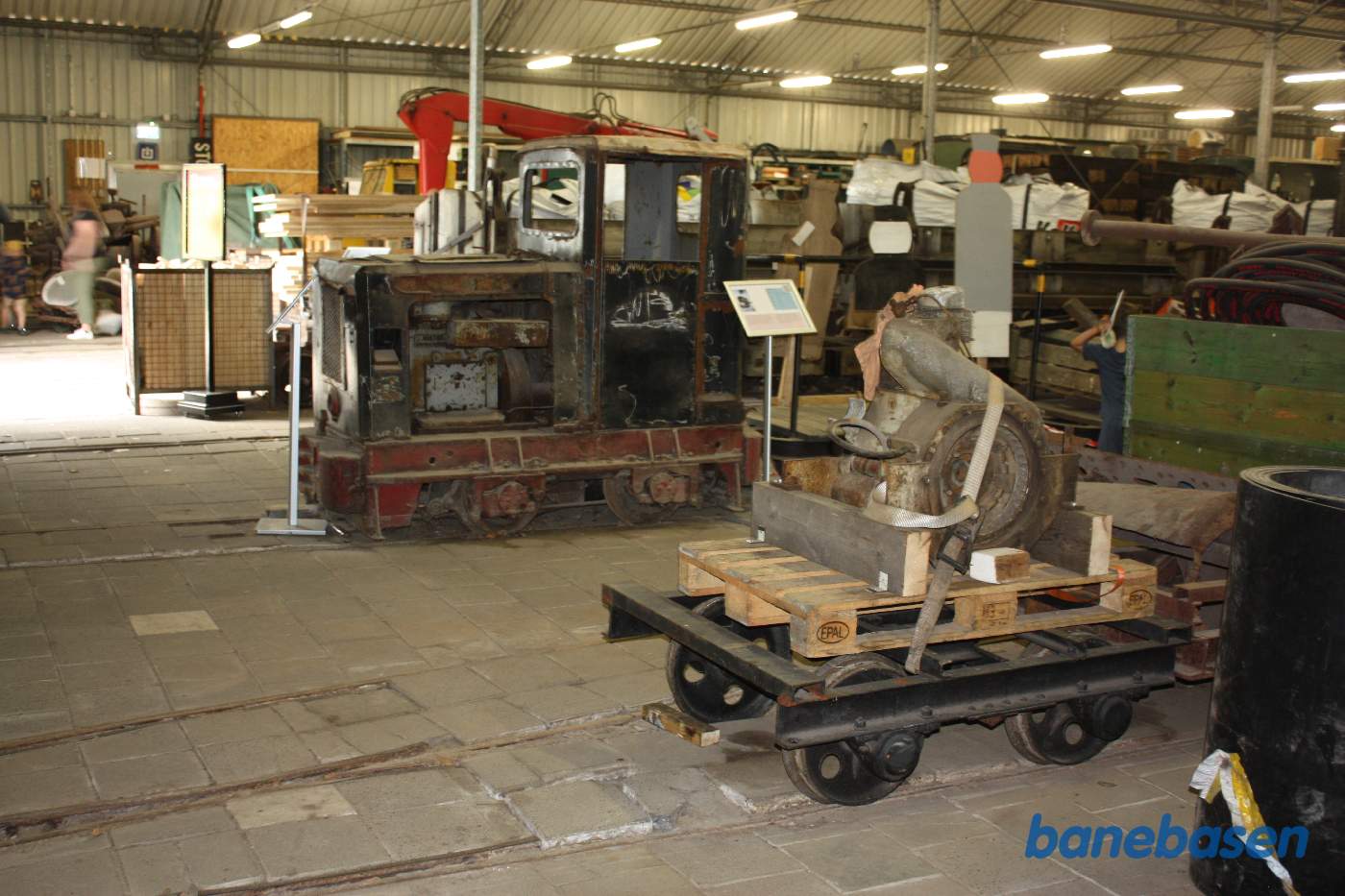 Inde i magasinhallerne var opmagasineret en masse ikke restaurerede motorkøretøjer og damplokomotiver