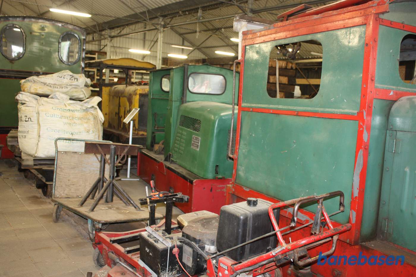 Inde i magasinhallerne var opmagasineret en masse ikke restaurerede motorkøretøjer og damplokomotiver