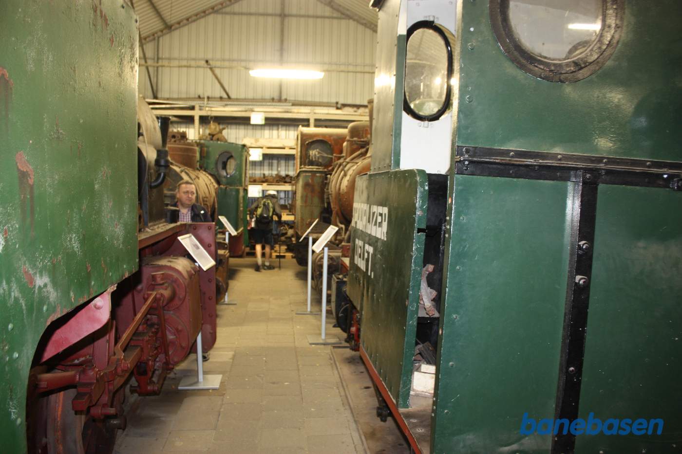 Inde i magasinhallerne var opmagasineret en masse ikke restaurerede motorkøretøjer og damplokomotiver