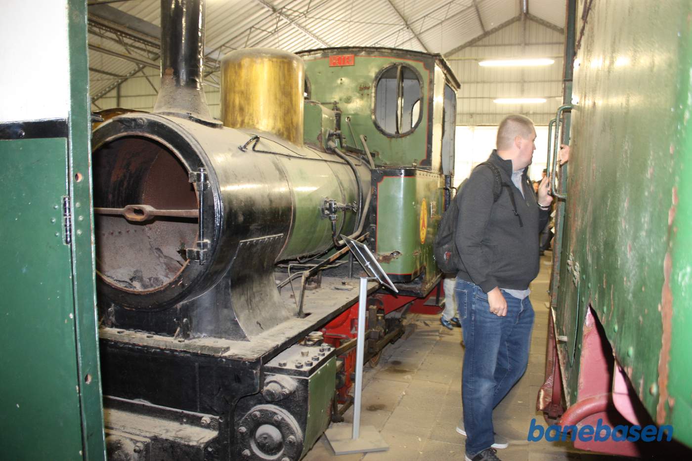 Inde i magasinhallerne var opmagasineret en masse ikke restaurerede motorkøretøjer og damplokomotiver