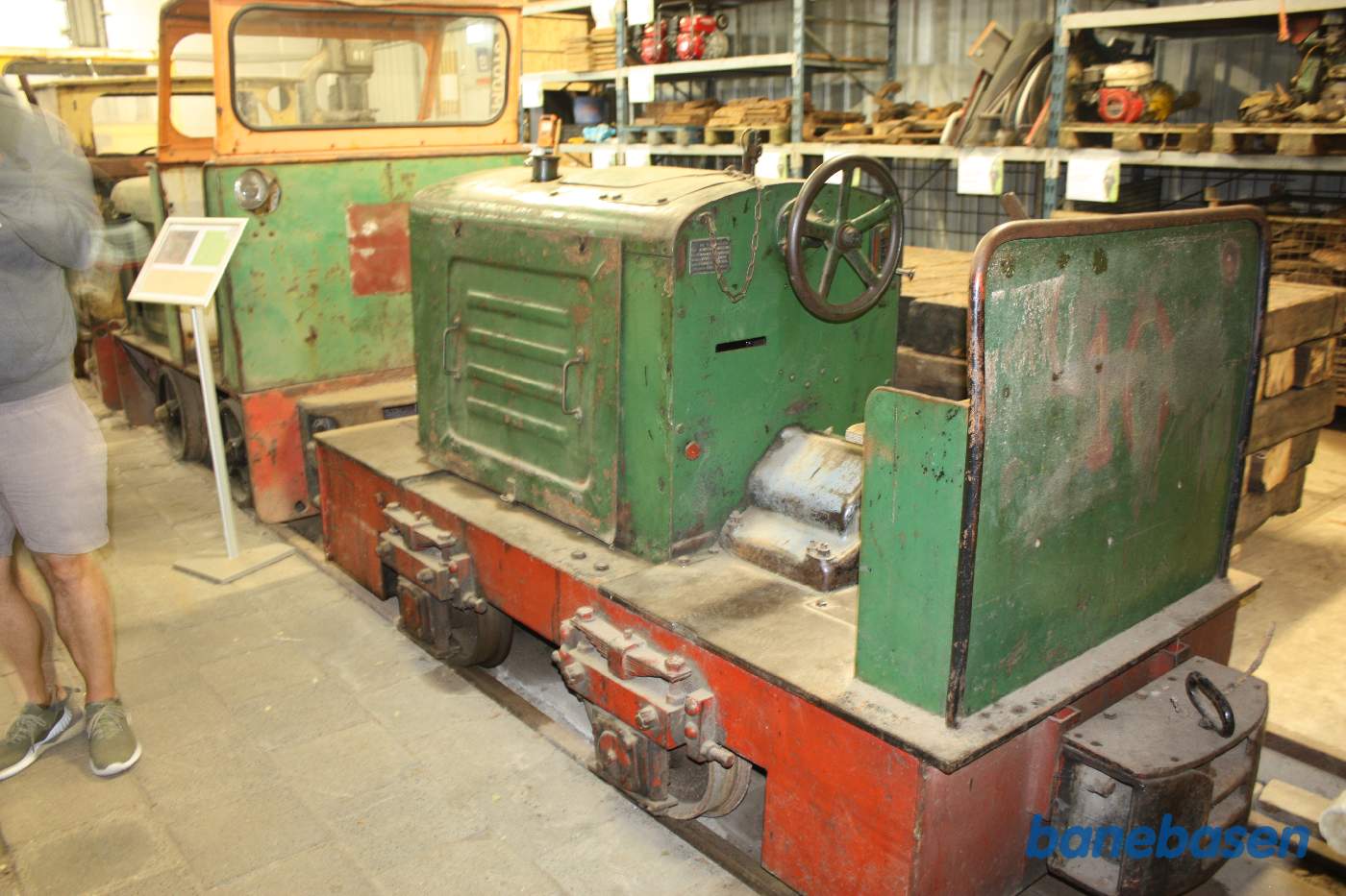 Inde i magasinhallerne var opmagasineret en masse ikke restaurerede motorkøretøjer og damplokomotiver