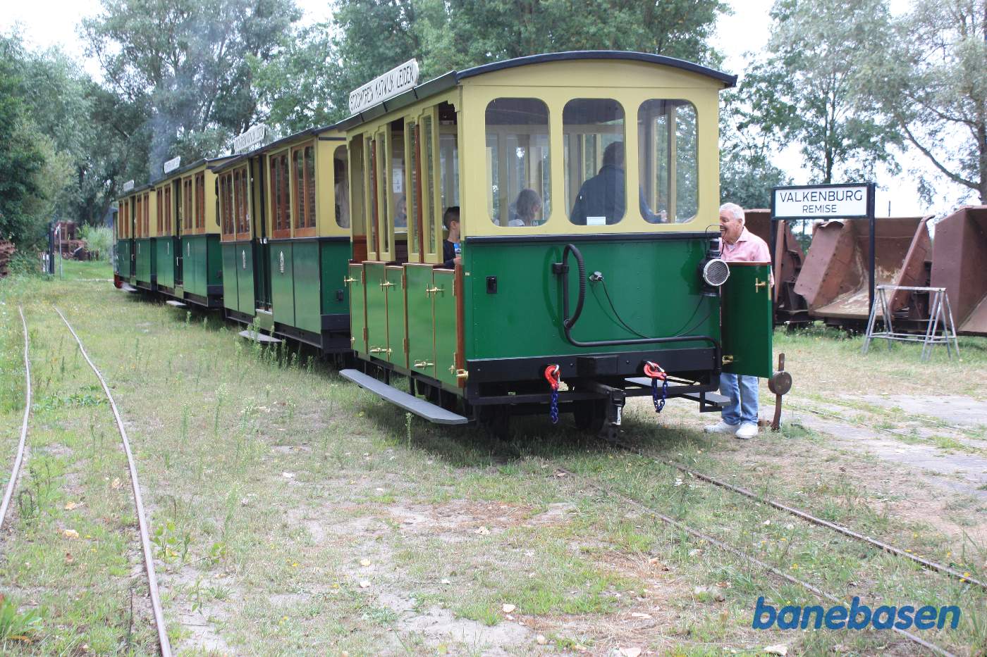 Persontoget holder klar til at køre tilbage, gæsterne stiger ombord