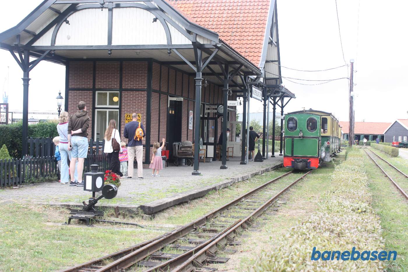 Toget på vej ind på stationen