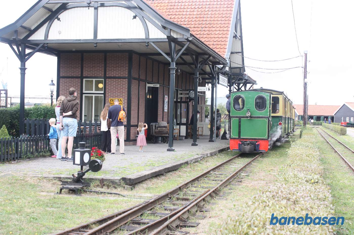 De rejsende stiger ud af toget