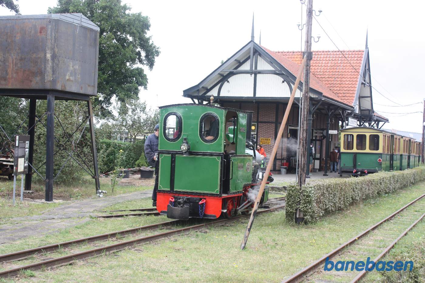 Damplokomotivet koblet af for omløb af vognene