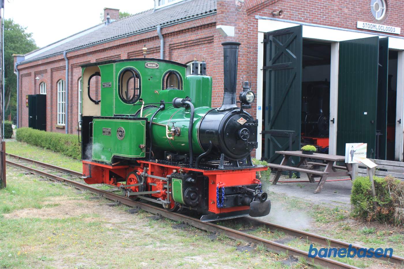 Damplokomotivet passerer dampremisen