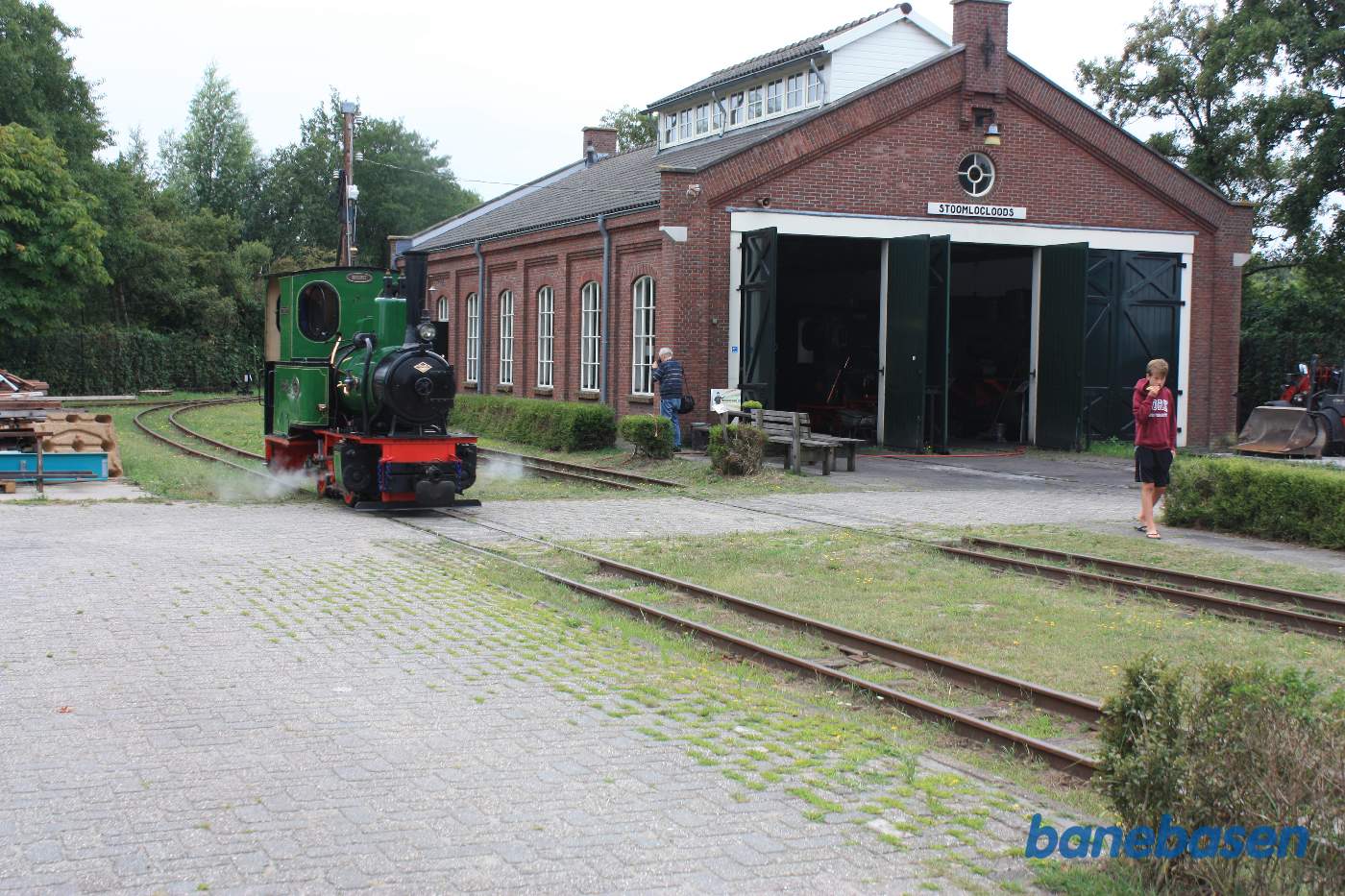 Damplokomotivet passerer dampremisen