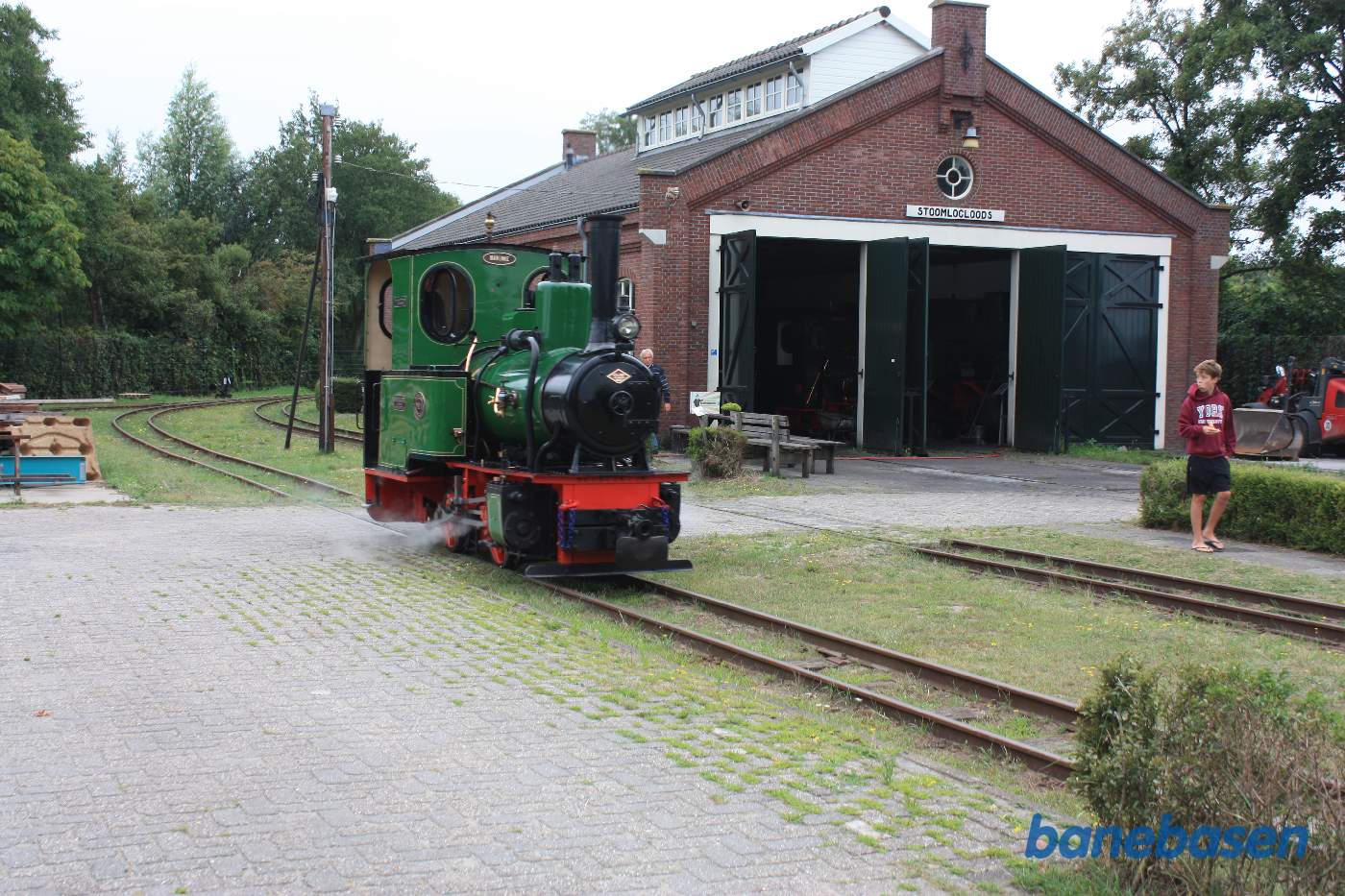 Damplokomotivet passerer dampremisen