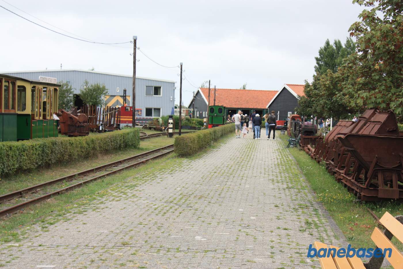 Læssevejen med stationen til venstre og udstillingshallerne til højre