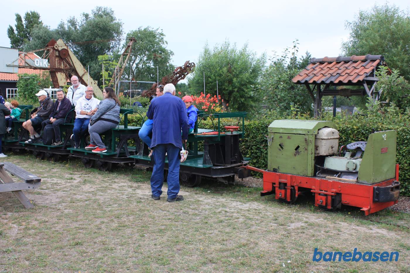 Det lille motorlokomotiv med de åbne personvogne holder klar