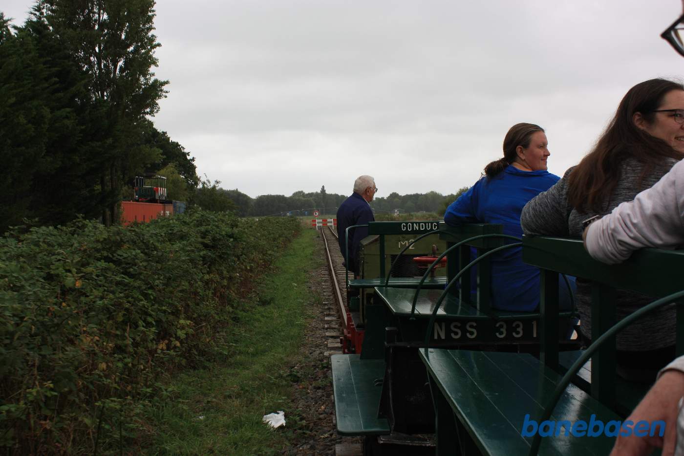 Det lille tog kører på banen der går rundt om søen