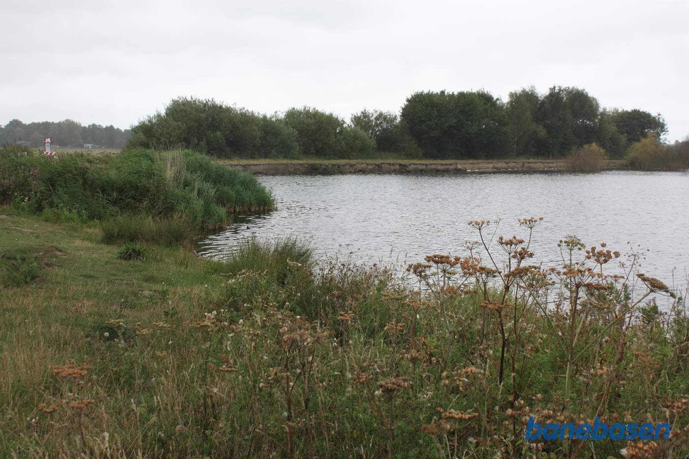 Foto taget samme sted af den nedstyrtede sø kant. Der er 40 meter ned til bunden