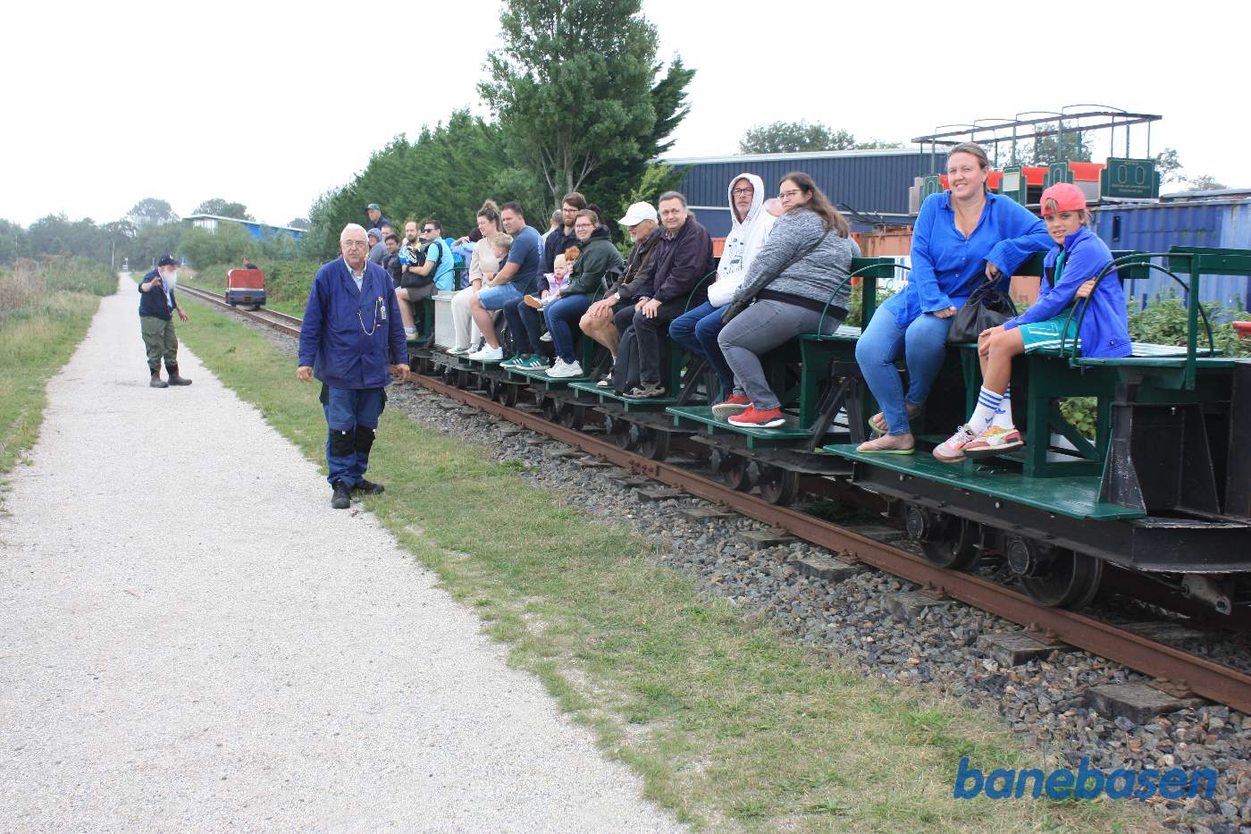 Det lille tog holder stille, mens gæsterne kigger ud over søen