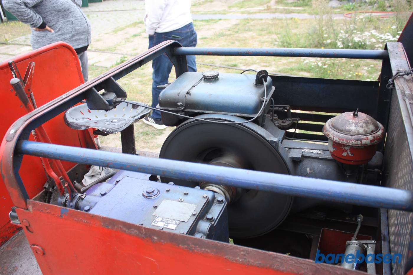 Nærbillede af det lille lokomotivs motor