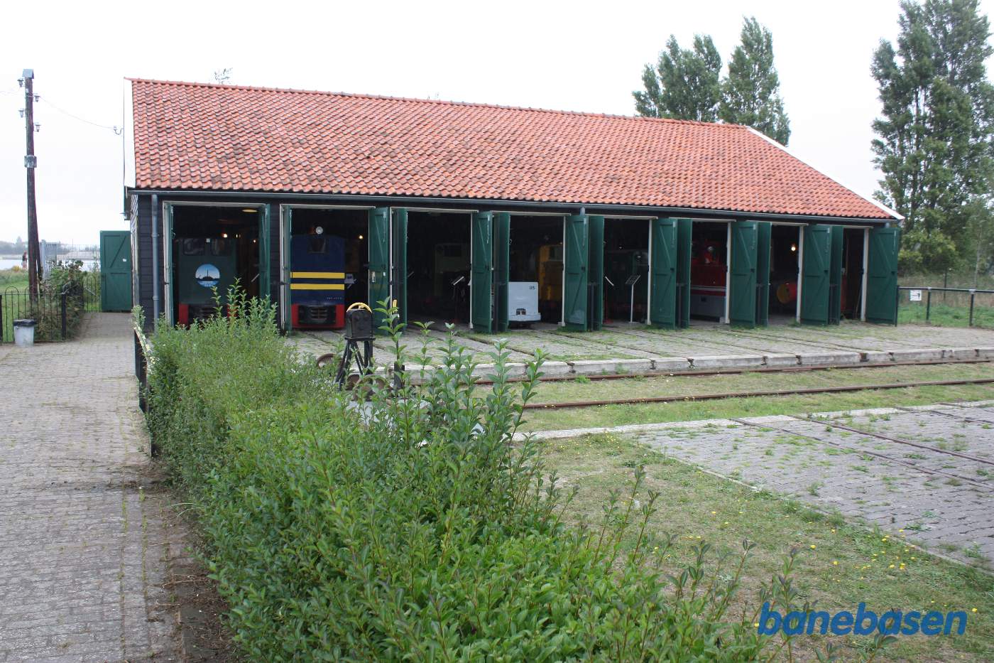 Skydebro og udstillingshal, primært for udenlandske køretøjer, med 8 spor.