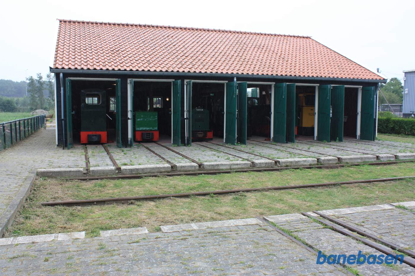 Skydebro og udstillingshal, primært for hollandske køretøjer, med 6 spor.