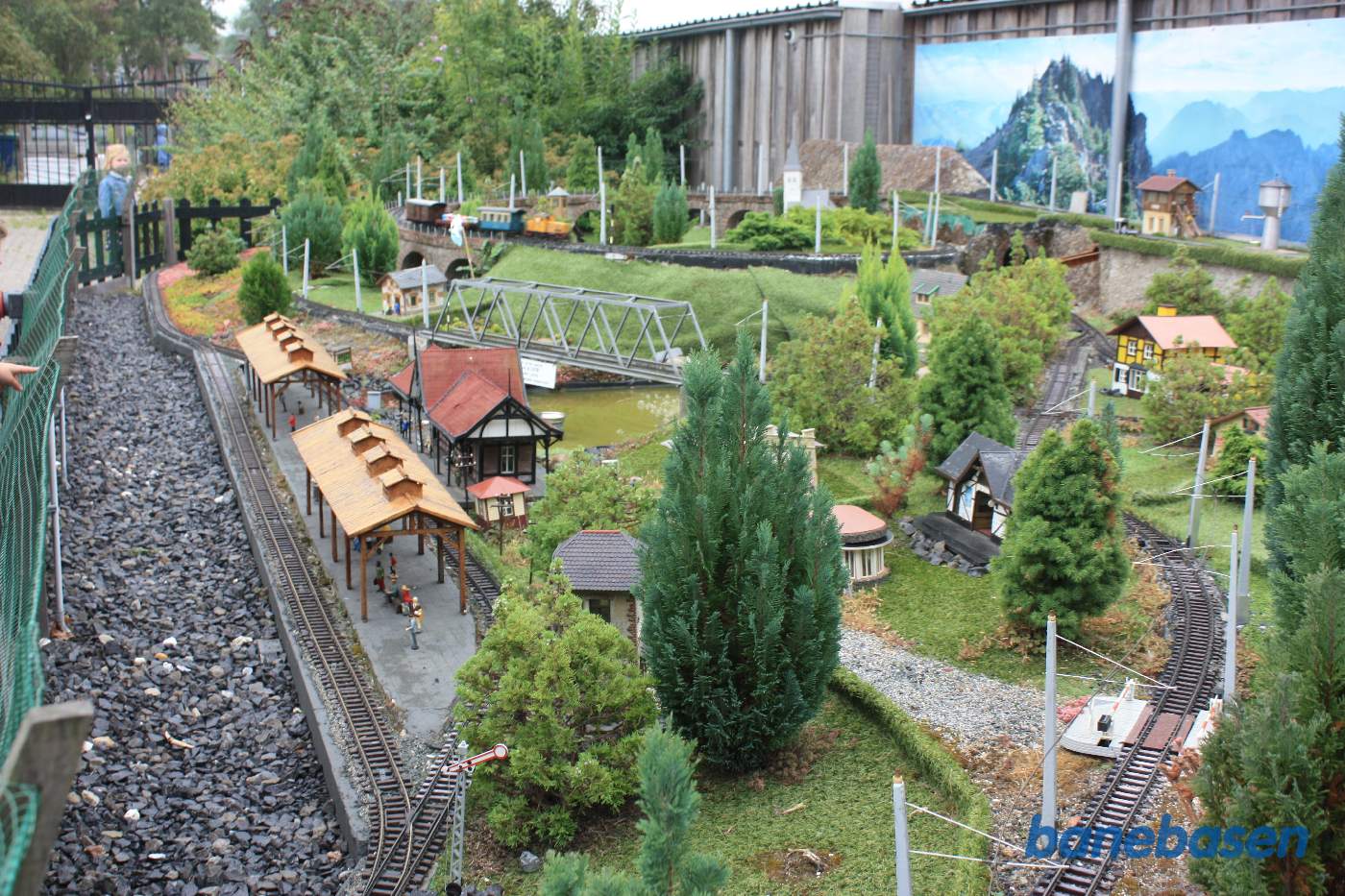 Udenfor den store udstillingshal i 2 etager, var anlagt en stor udendørs LGB modeljernbane