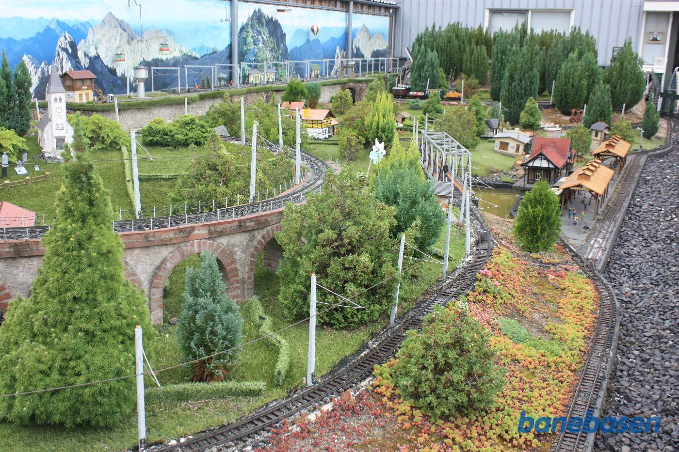 Udenfor den store udstillingshal i 2 etager, var anlagt en stor udendørs LGB modeljernbane