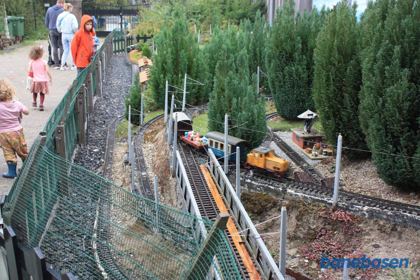 Udenfor den store udstillingshal i 2 etager, var anlagt en stor udendørs LGB modeljernbane