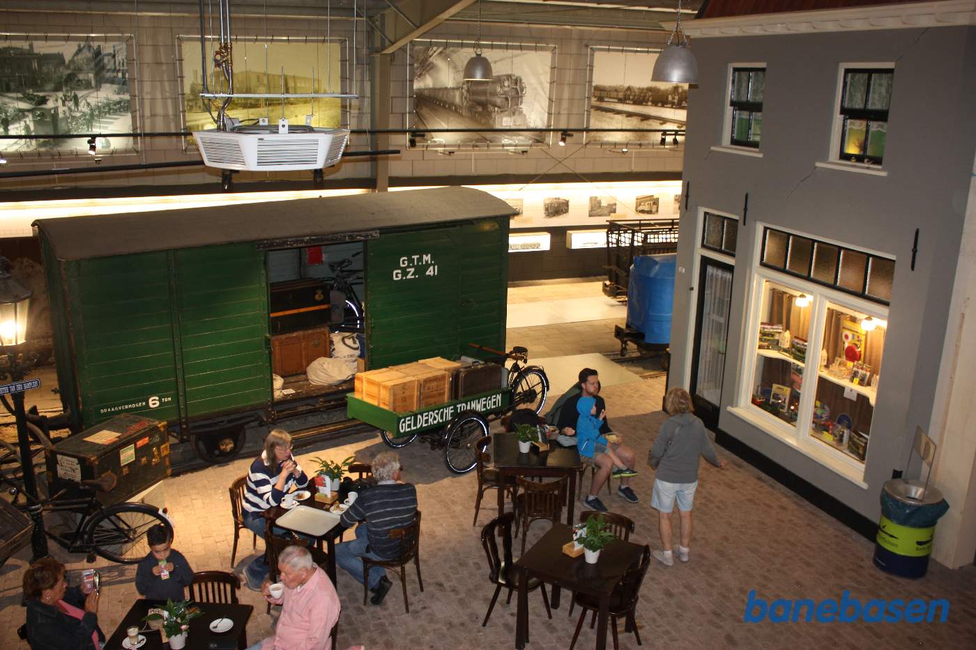 Et vue ud over udstillingshallen fra 1.sal. Caféen nede forrest i billedet