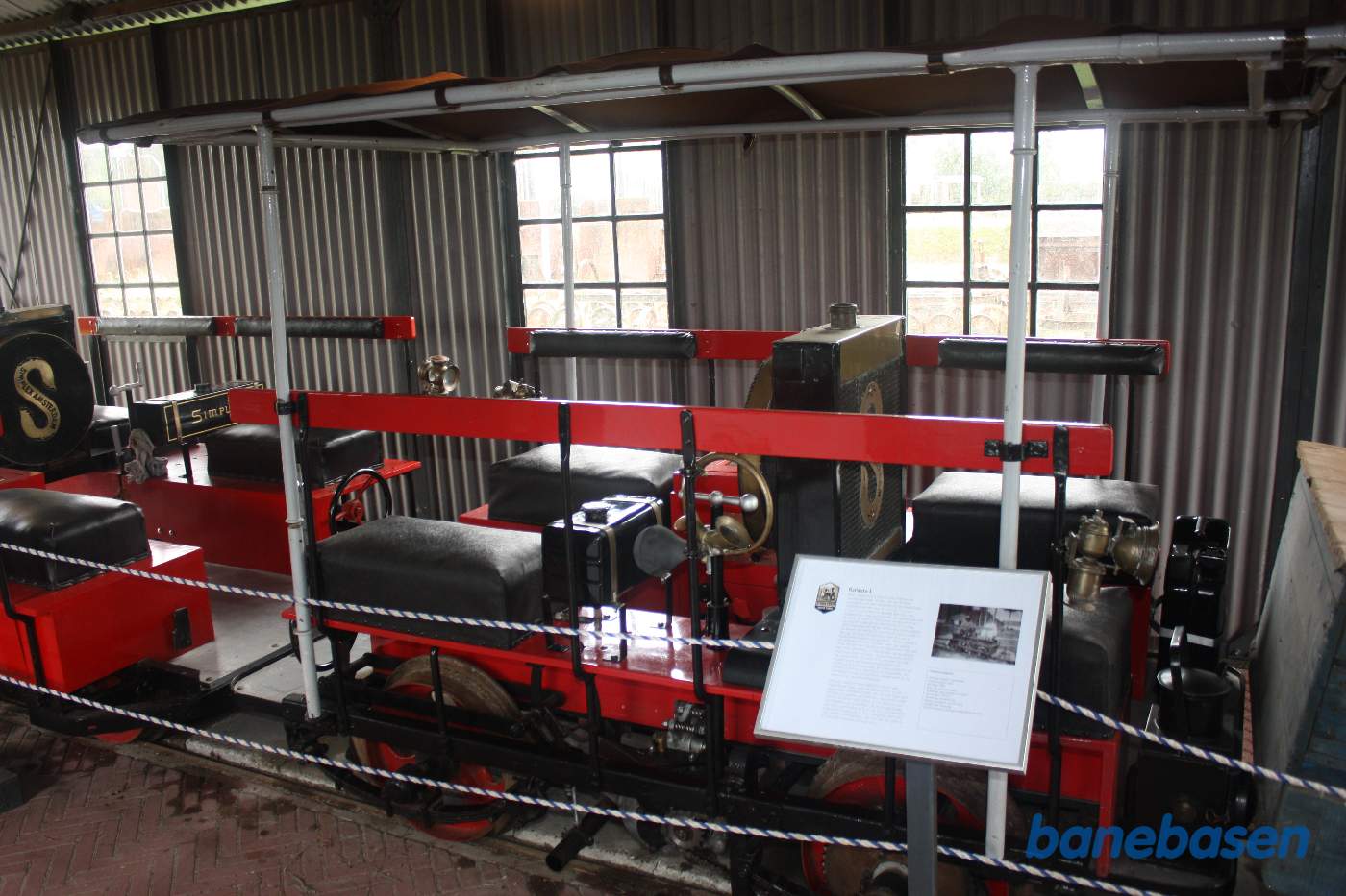 I en lille et-sporet hal stod 2 flot restaurerede Simplex troljer og en arbejdsvogn