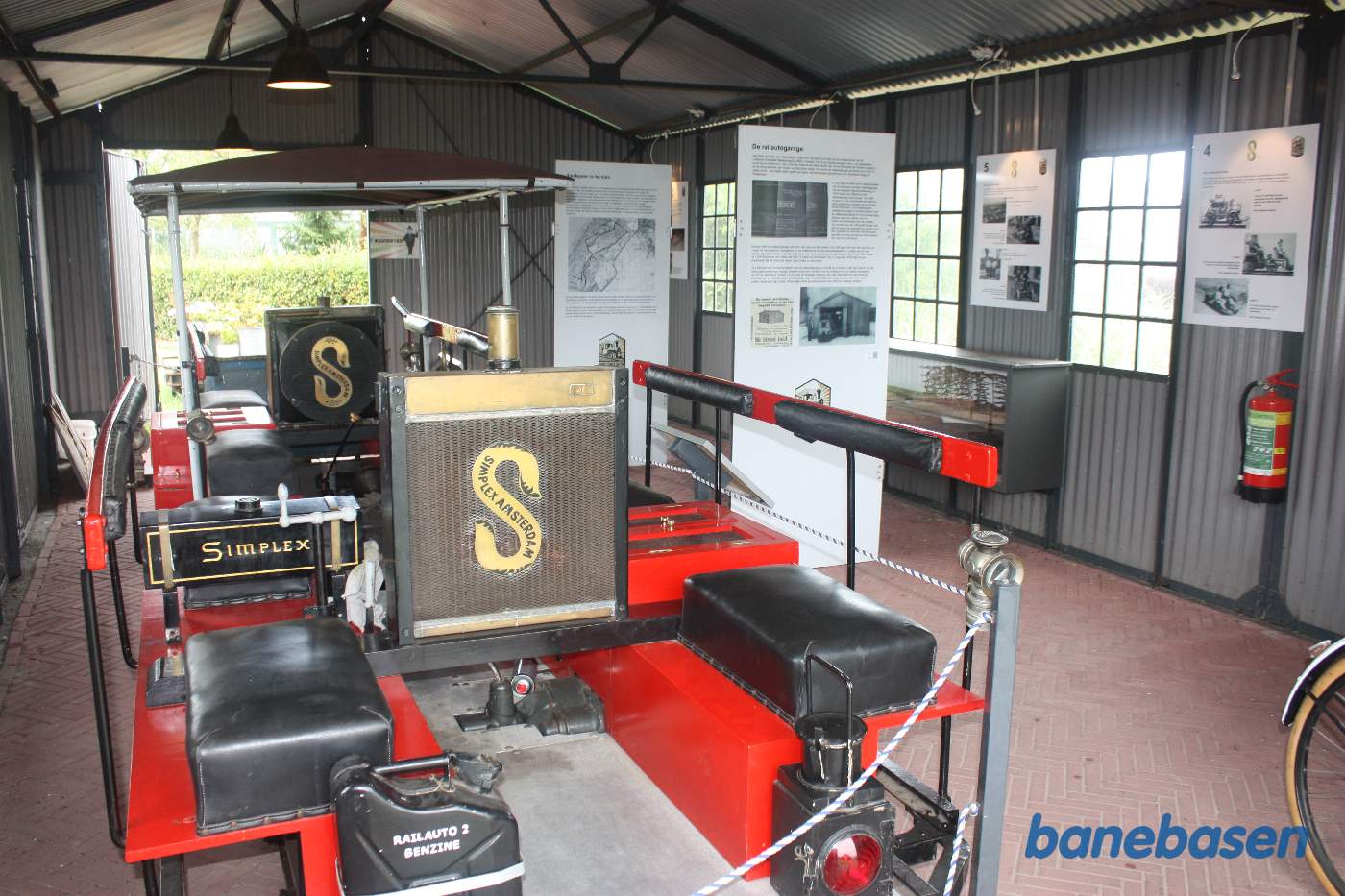 I en lille et-sporet hal stod 2 flot restaurerede Simplex troljer og en arbejdsvogn