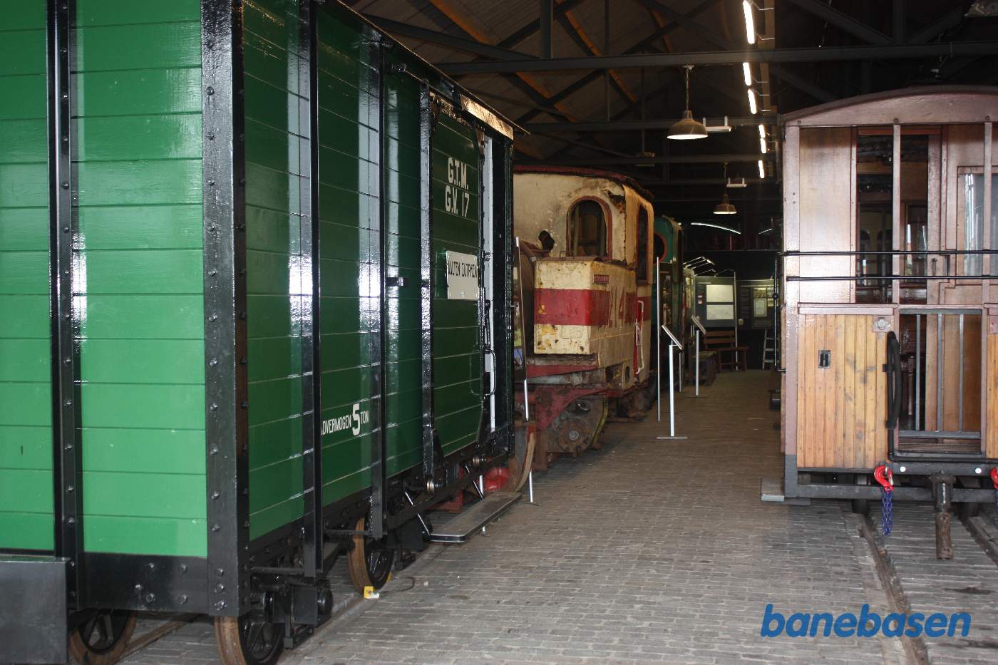 Inde i remisen stod der forskelligt rullende materiel