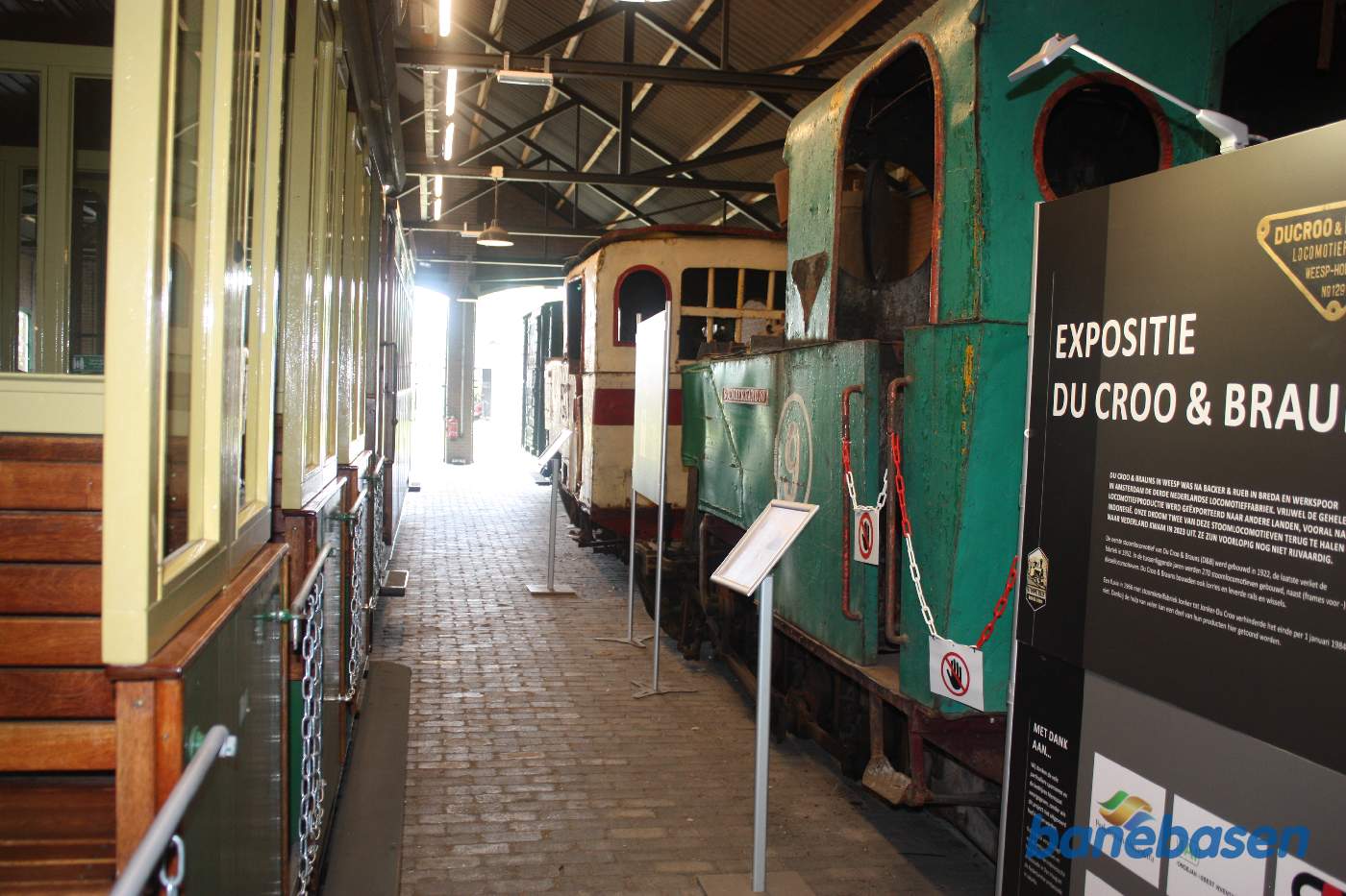 Et vue ind mellem køretøjerne i remisen