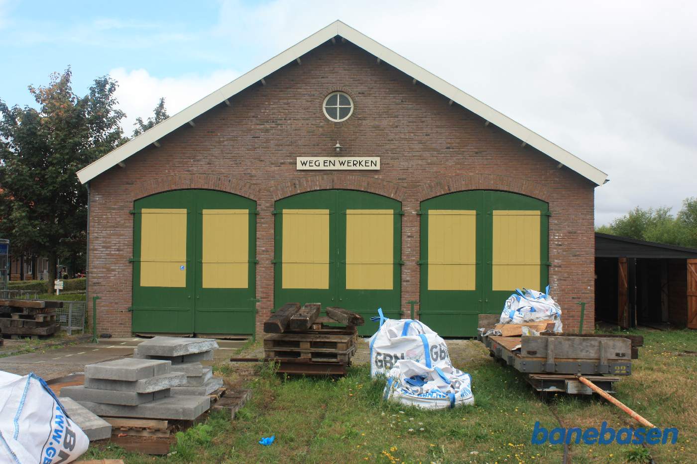 Bagenden af remisen med 3 lukkede porte