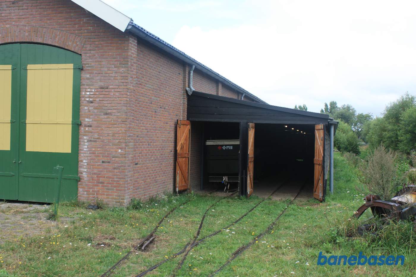 På siden, langs remisen, var en tilbygning med 2 spor