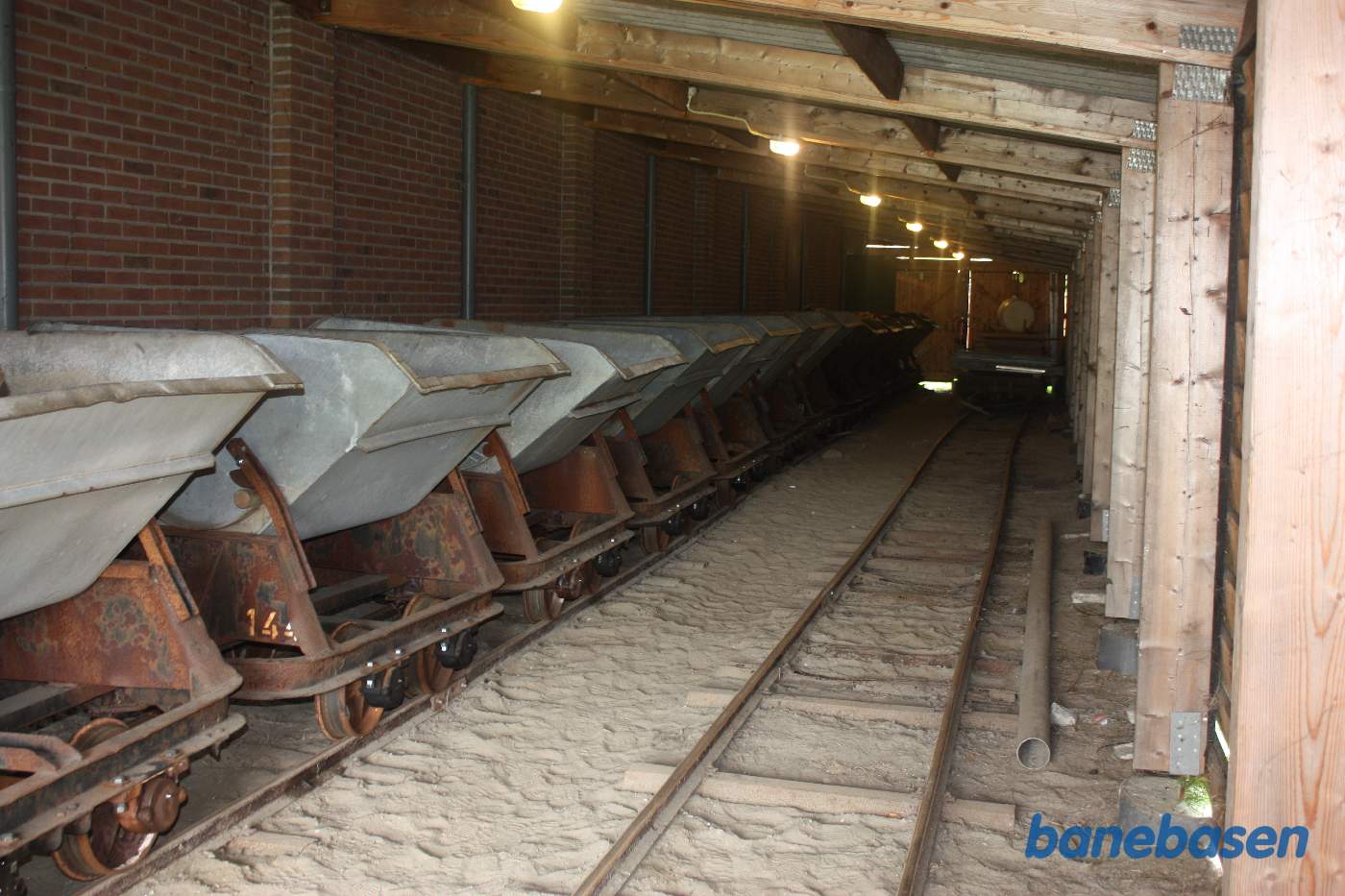 I det ene spor stod der tipvogne, mens det andet spor formentlig blev brugt af det lille tog, vi tidligere havde kørt med