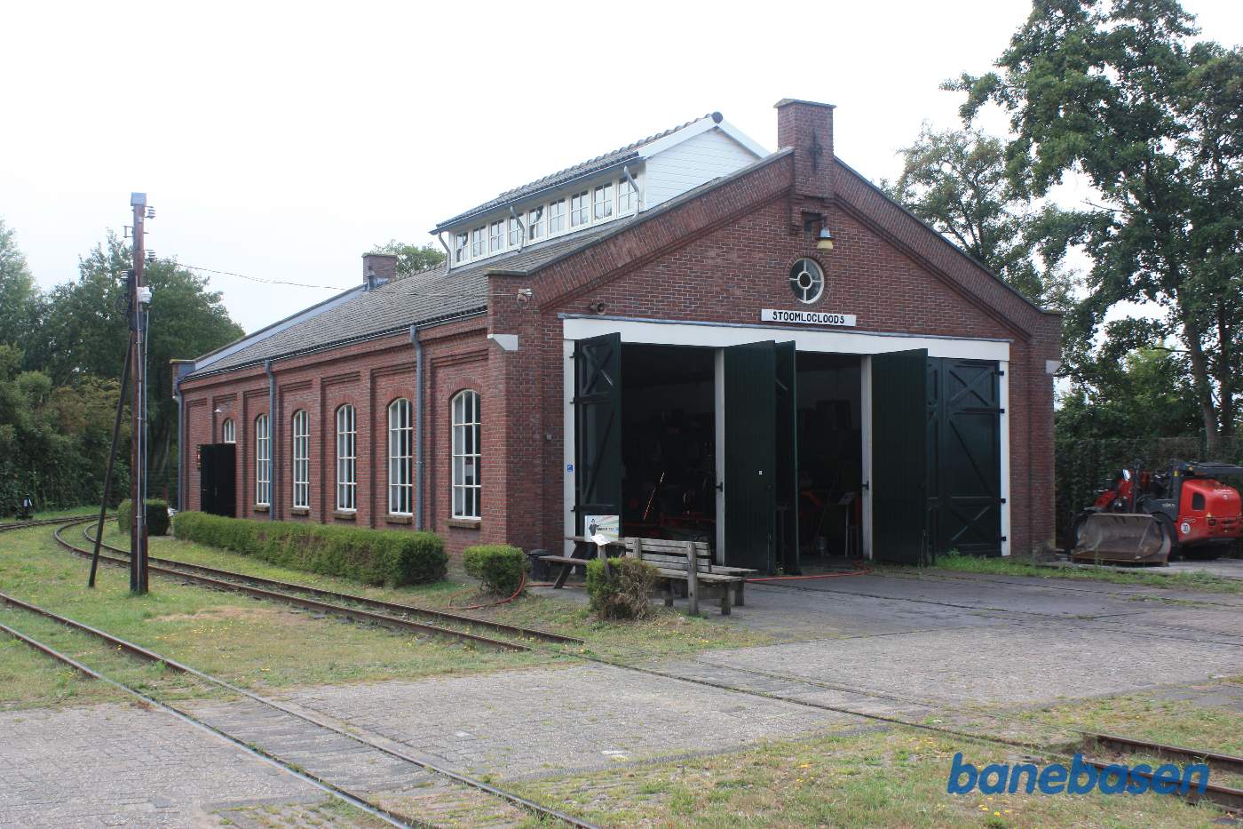 Billede af dampremisen med 2 smalspor og til højre et noget bredere spor