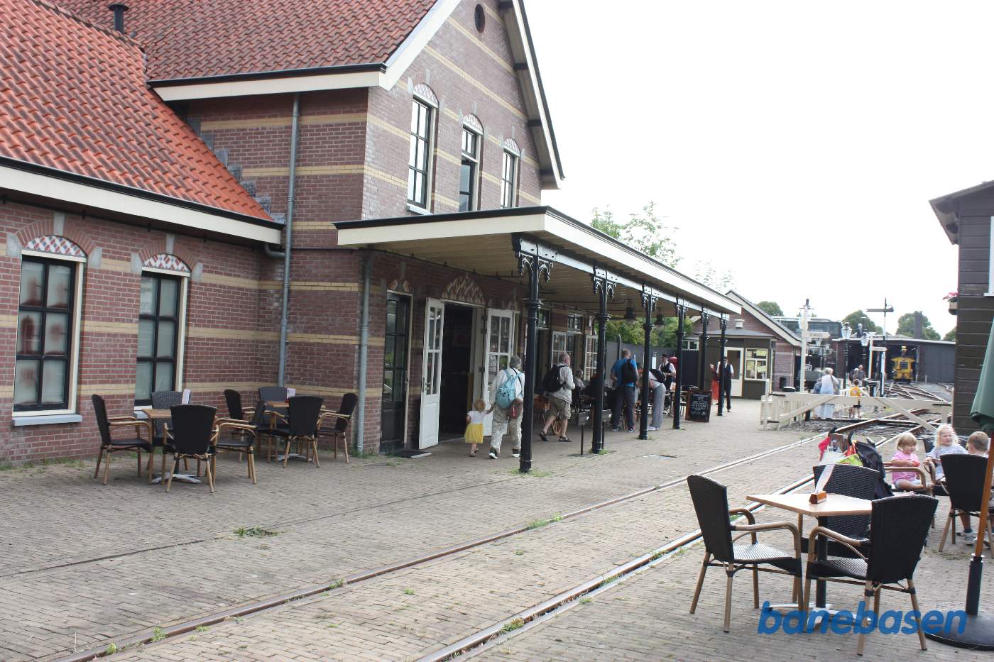 Stationen set fra perronsiden