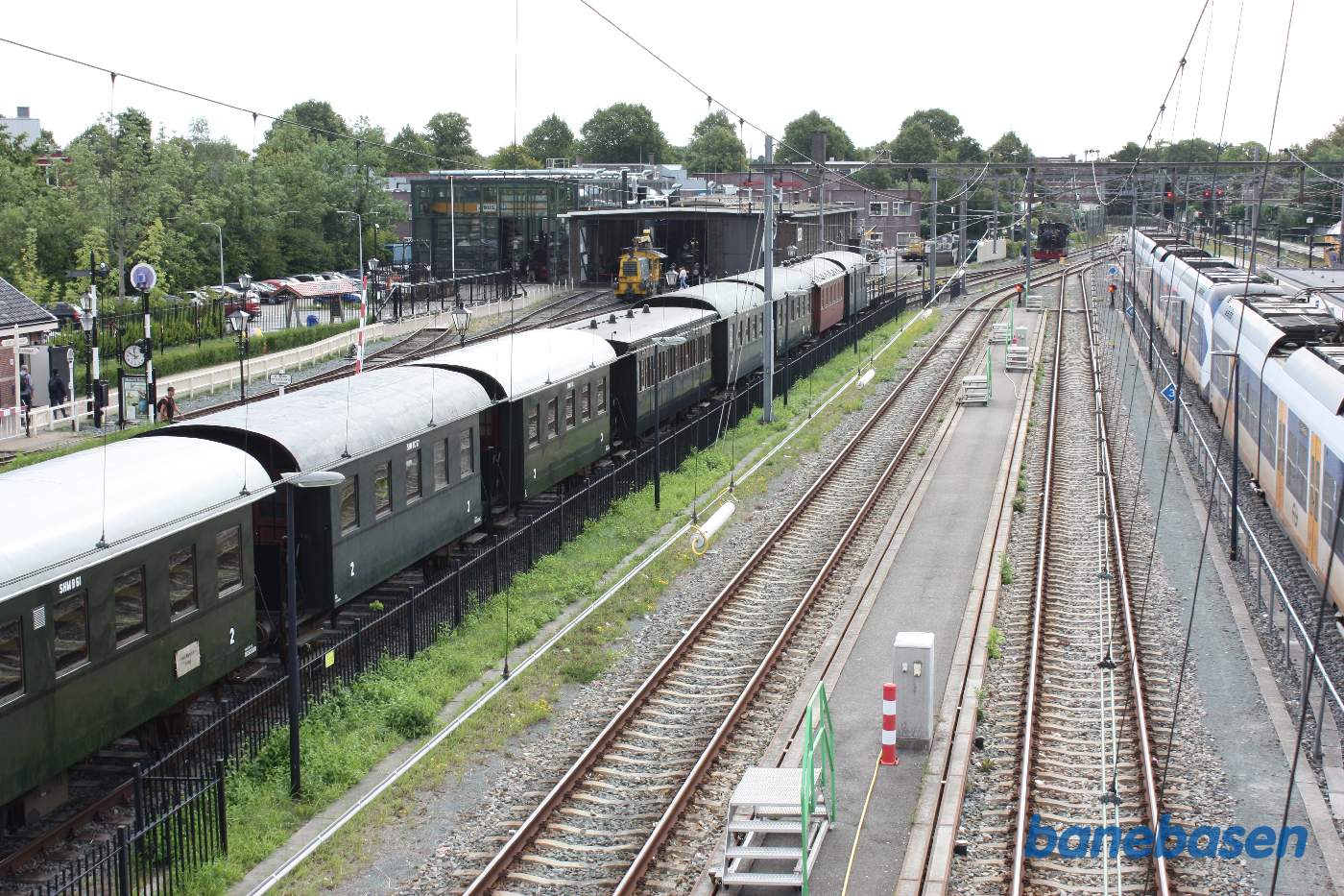 Et vue ud over stationsområdet fra gangbroen