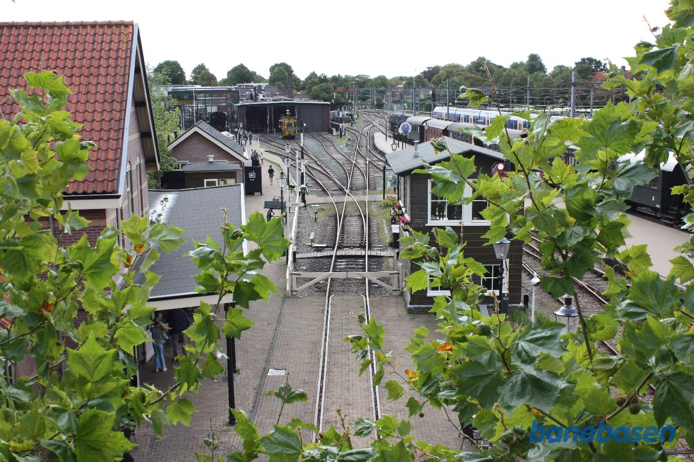 Et vue ud over stationsområdet fra gangbroen. Museumsbanens station til venstre og kommandoposten til højre