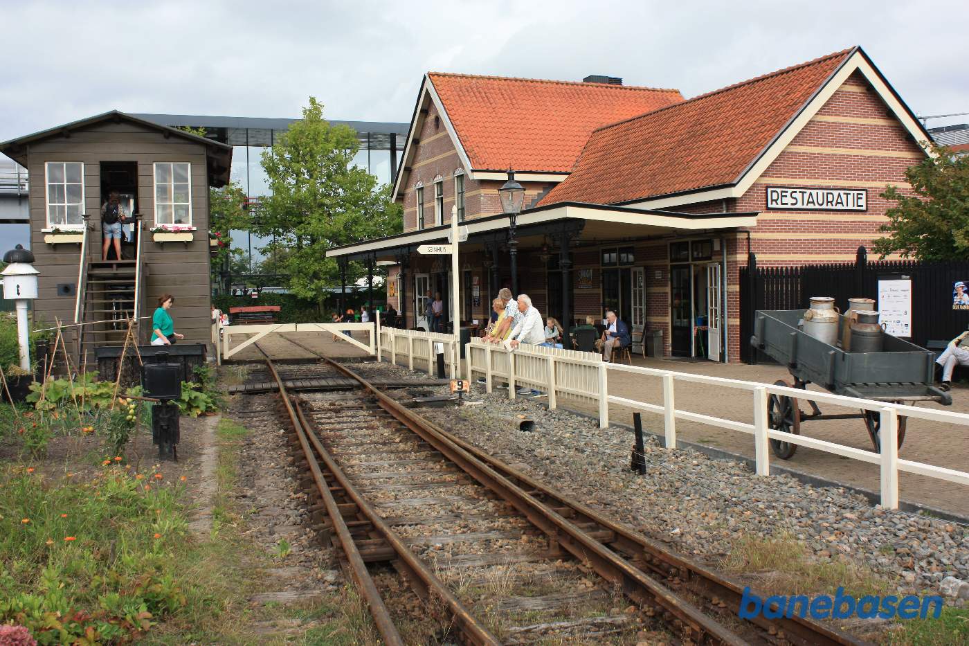 Museumsbanens station til højre og kommandoposten til venstre. Gangbroen i baggrunden