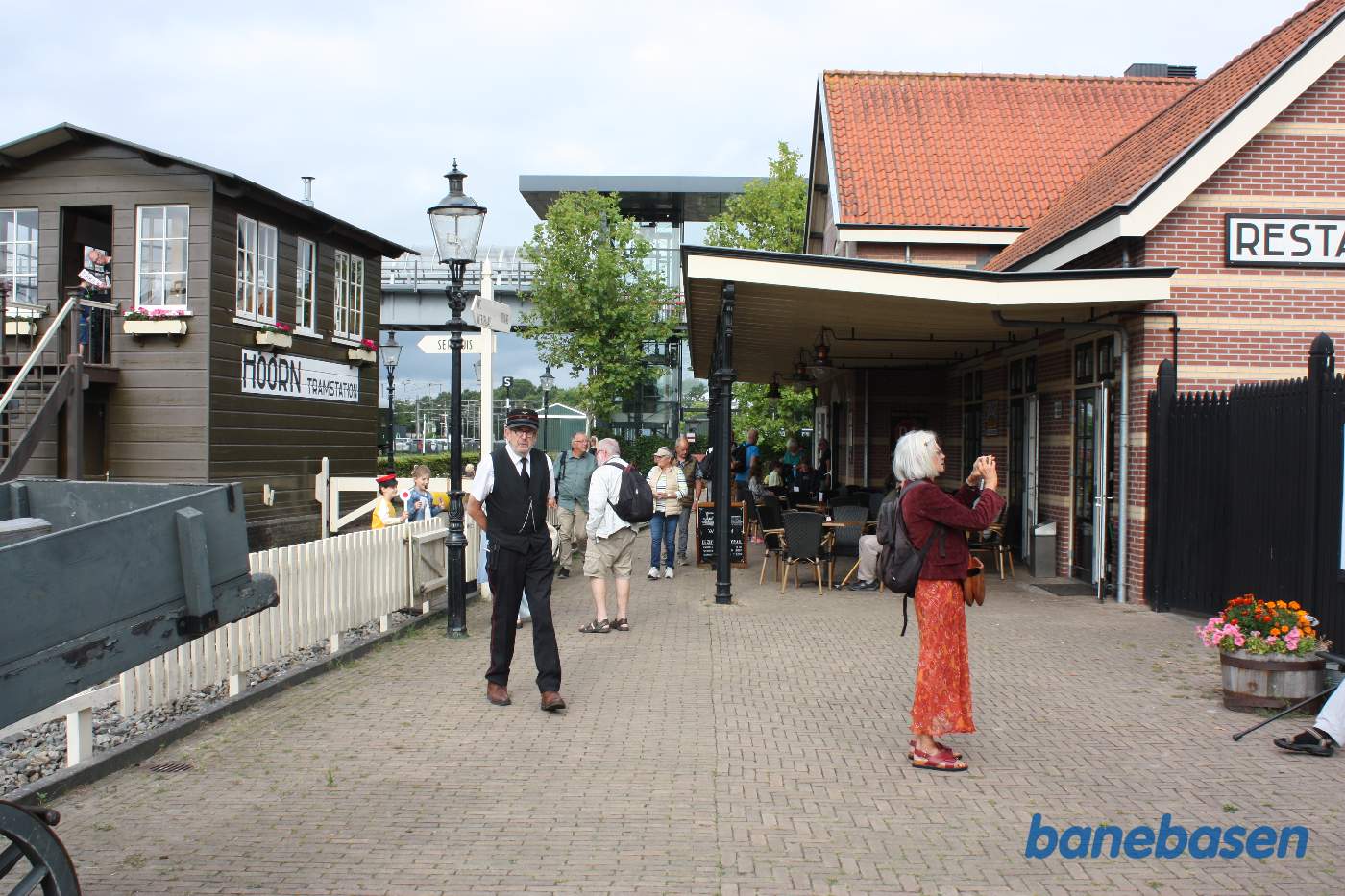 Museumsbanens station til højre og kommandoposten til venstre. Gangbroen i baggrunden