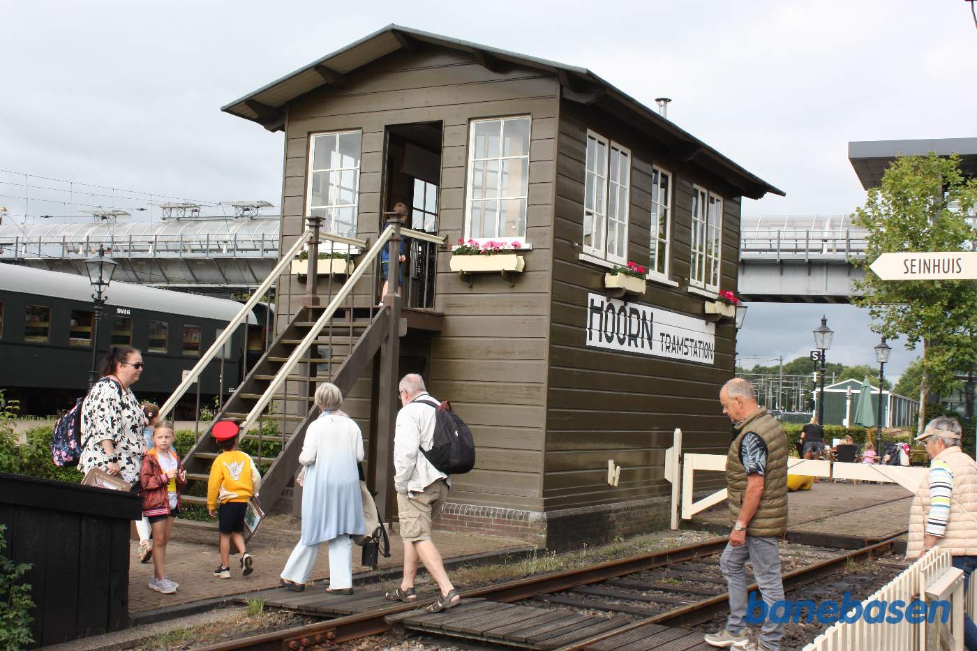 Museumsbanens station til højre og kommandoposten til venstre. Gangbroen i baggrunden