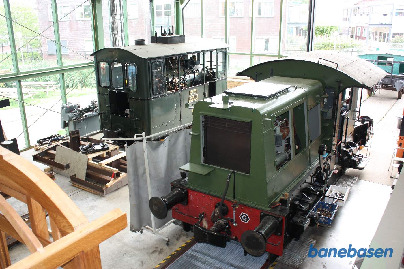 Motorlokomotiv og bag det et lille firkantet damplokomotiv