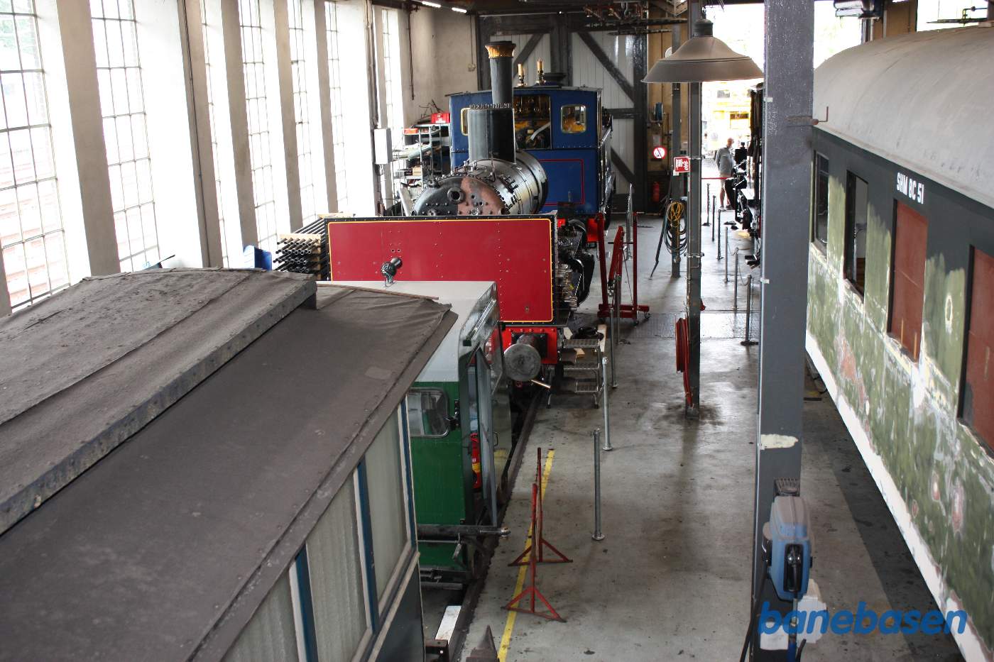 2 personvogne og et blåt damplokomotiv