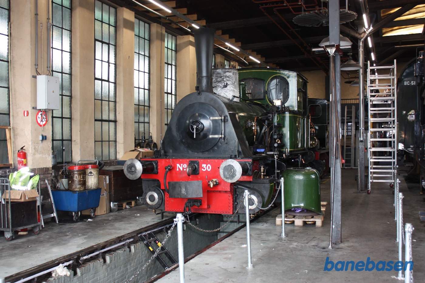 Et damplokomotiv i remisen