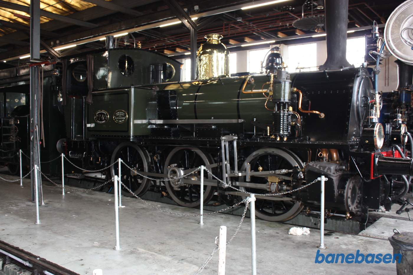Et damplokomotiv i remisen