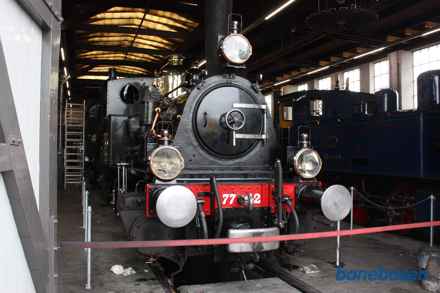 Et damplokomotiv i remisen
