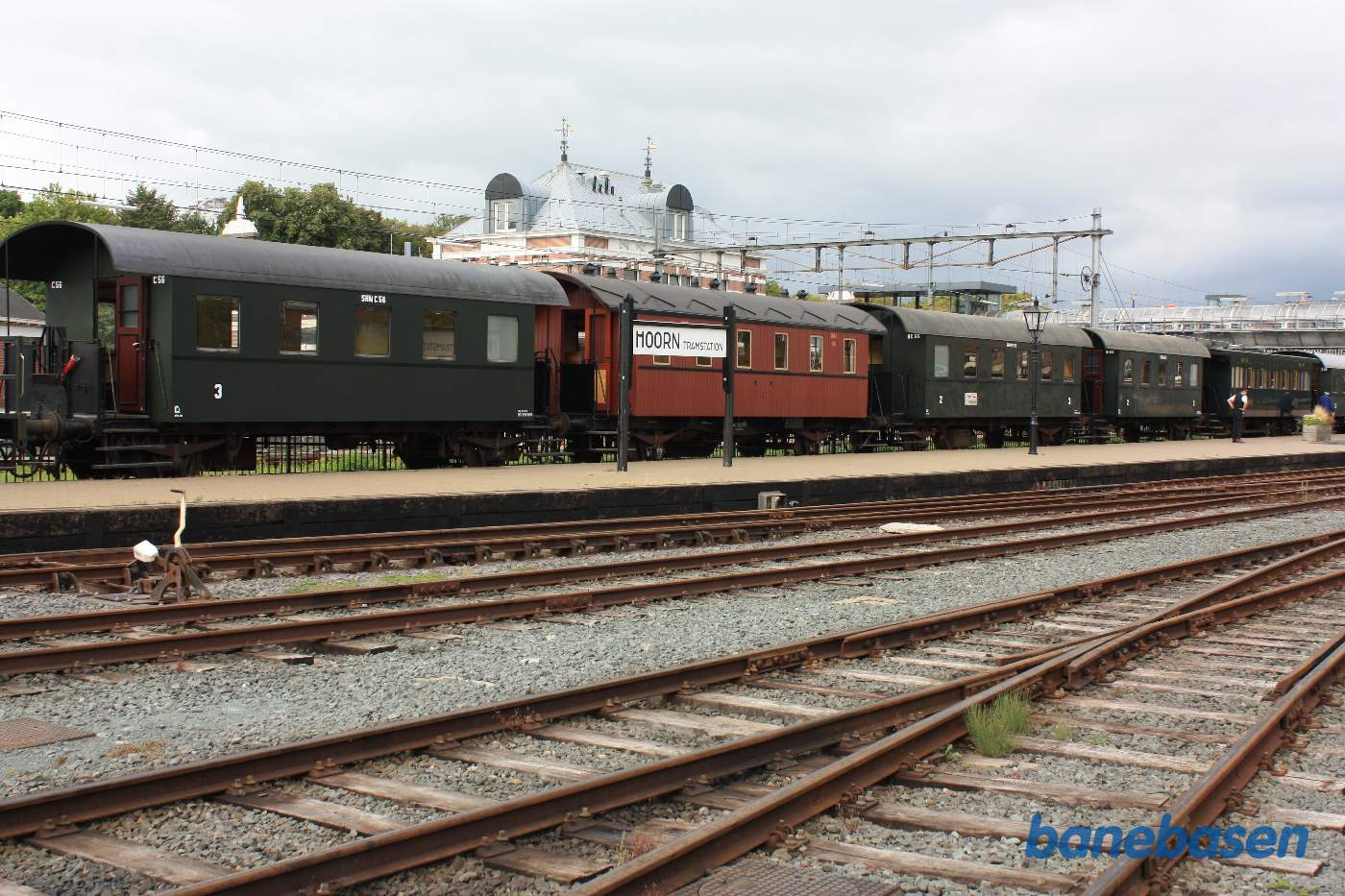 Persontoget holder ved perron