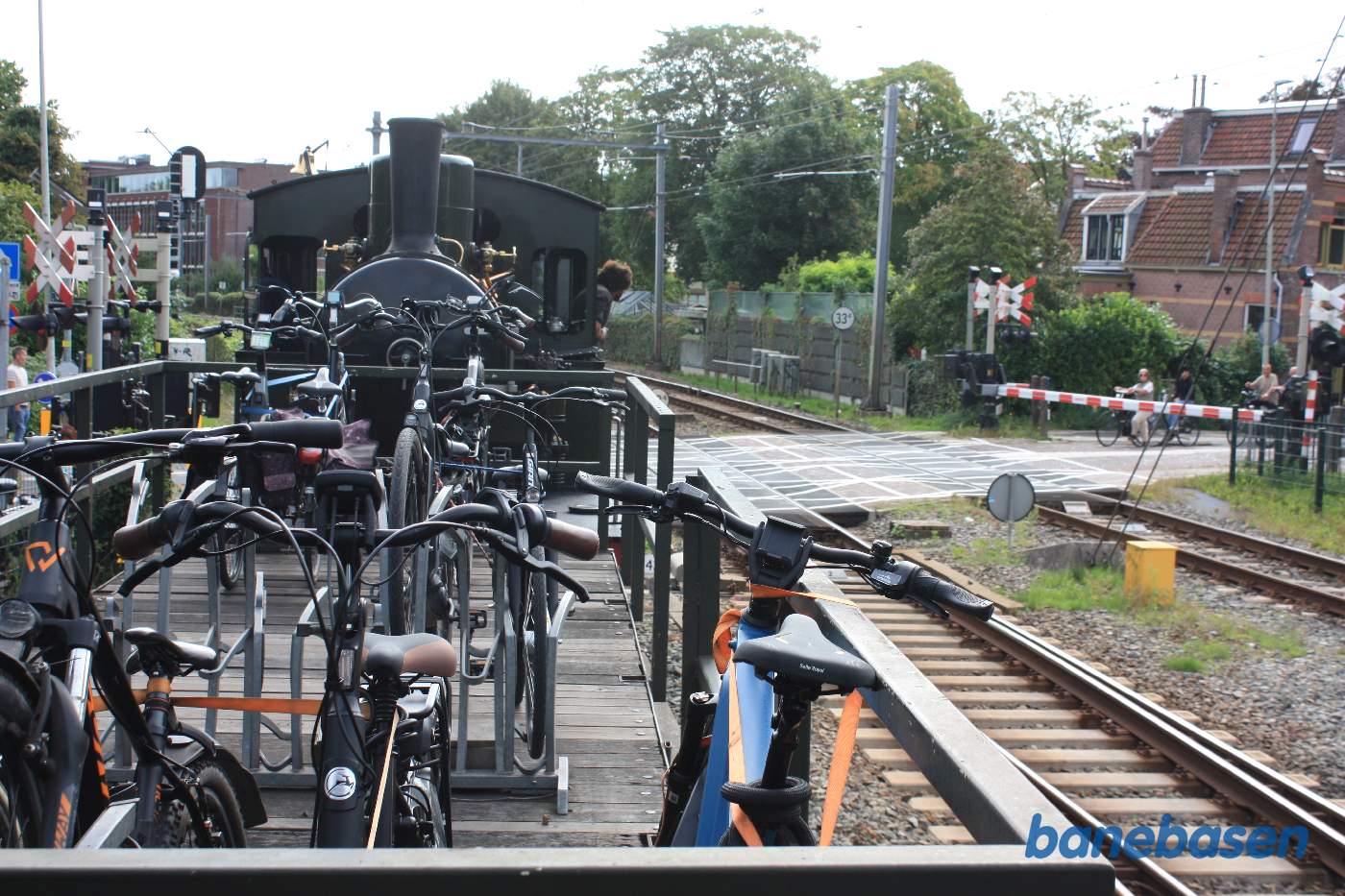Toget på vej ud af stationen, ved første vejoverskæring. Bemærk at cykelvognen er fyldt op med cykler