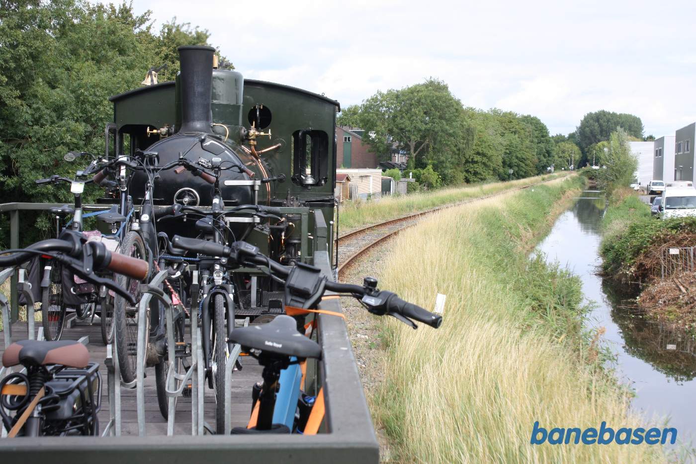 Banen går langs en bred grøft fyldt med vand