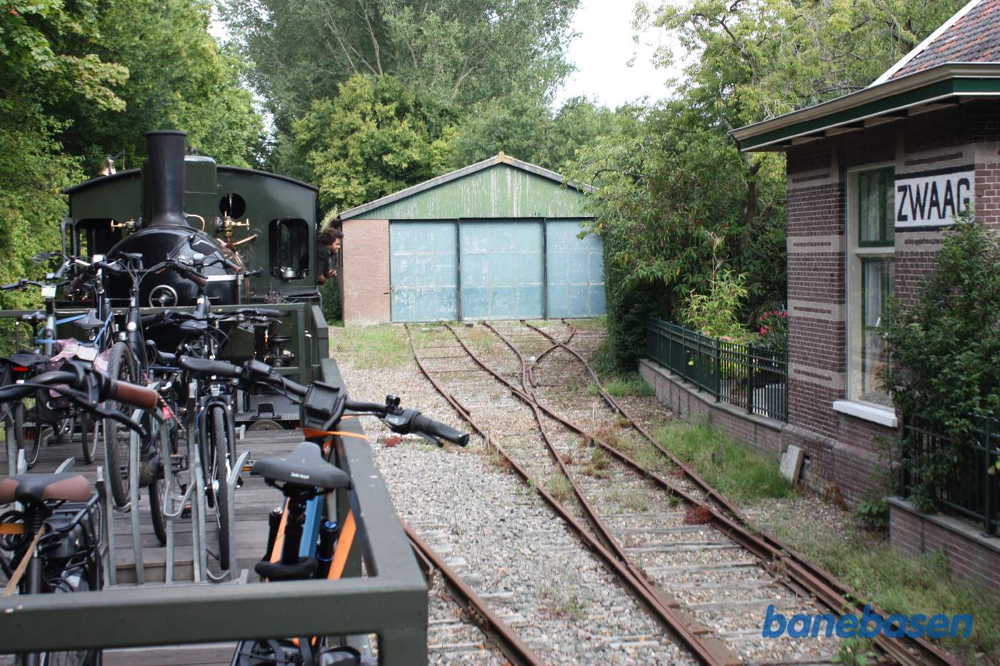 Stationsbygningen til højre