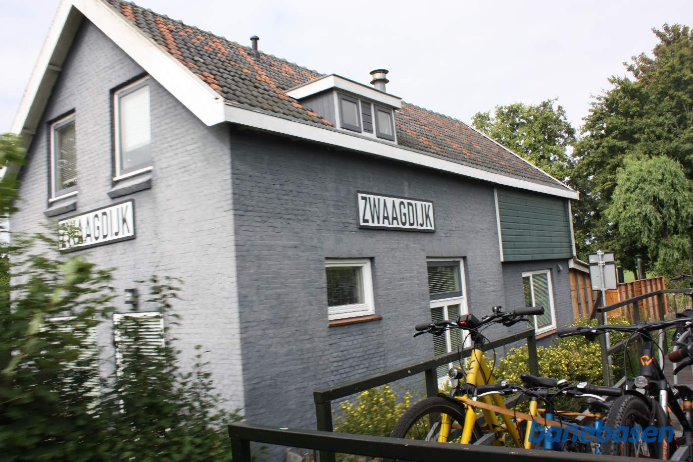 Stationsbygningen til venstre